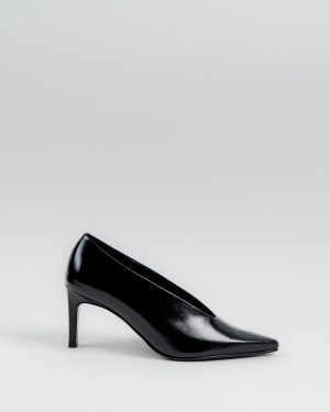 Classic black closed pump