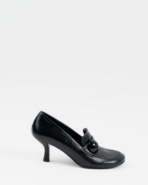 Loafer pump with decorative ornament